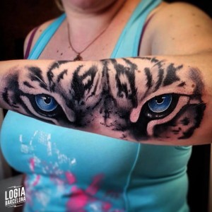 tatuaje_brazo_ojos_felino_logiabarcelona_arko_13